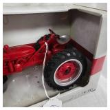 1:16 Farmall 200 Tractor
