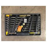 GEARWRENCH SAE/MM 90-Tooth Pro Combination Ratcheting Wrench Tool Set with Tray (18-Piece)    Customer Returns See Pictures