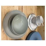 Assorted kitchenware
