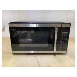 Hamilton Beach 1.1 cu ft Countertop Microwave Oven in Stainless Steel