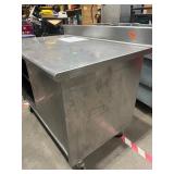 Metal Table (5890780)