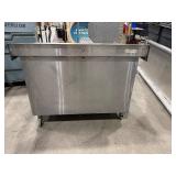 Metal Table (5890780)