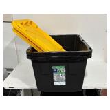 Greenmade 27 Gallon Totes one cracked lid Greenmade 27 Gallon Totes one cracked lid