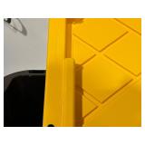 Greenmade 27 Gallon Totes one cracked lid Greenmade 27 Gallon Totes one cracked lid