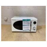 Emerson 0.9 Cu. Ft., 800W Retro White Microwave Oven with Grill Emerson 0.9 Cu. Ft., 800W Retro White Microwave Oven with Grill