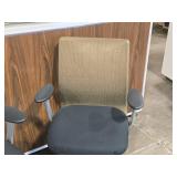 Lot of (2) Rolling Office Arm Chair Lot of (2) Rolling Office Arm Chair