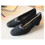 Lot of (One Pair) Trotters Ladies Heel Shoes Size 12W (Black Suede) Lot of (One Pair) Trotters Ladies Heel Shoes Size 12W (Black Suede)