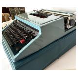 Olivetti Underwood Ventura Portable Typewriter with Case and Instructions Olivetti Underwood Ventura Portable Typewriter with Case and Instructions