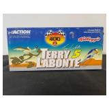 Terry Labonte #5 Monte Carlo 400 1:24-Scale Diecast Stock Car with Looney Tunes Graphics