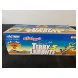 Terry Labonte #5 Monte Carlo 400 1:24-Scale Diecast Stock Car with Looney Tunes Graphics