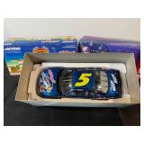 Terry Labonte #5 Monte Carlo 400 1:24-Scale Diecast Stock Car with Looney Tunes Graphics