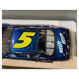 Terry Labonte #5 Monte Carlo 400 1:24-Scale Diecast Stock Car with Looney Tunes Graphics