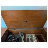 UL - Vintage Mid Century RCA Victor Stereo Console with Turntable and Radio