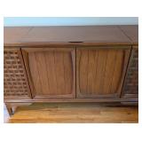 UL - Vintage Mid Century RCA Victor Stereo Console with Turntable and Radio