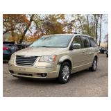 2010 CHRYSLER TOWN AND COUNTRY LIMITED *2 Owner* (NO RESERVE)