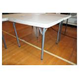 *2* Plastic Square Tables