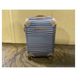 London Fog Chelsea 22 Lilac Expandable Hardcase Spinner Carry On Luggage Exterior Measurements: 22H x 15W x 10D Interior Measurements: 19H x 14W x 10D