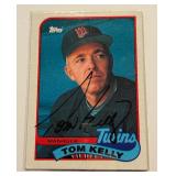 Tom Kelly Auto 1989 Topps #14 Minnesota Twins Baseball Card