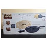Parini 3-Piece Cast Iron Fajita Skillet Set with Wooden Trivet and Mitt in Orig Box