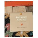 HAND HOOKED ACCENT RUG (FLORAL)