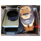 Metal bakeware, covered pitcher, Li...