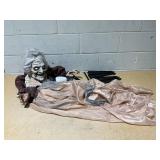Tangkula 5 FT Halloween Standing Animated Old Lady Holding Lantern, Animatronic Zombie Maid with LED Lighted Red Eyes, Halloween Decoration for Haunted Houses, Indoor Outdoor Use