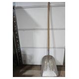 Long-Handled Scoop Shovel