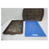(2ct) Cookie Sheets & (1ct) Cutting Board