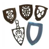 FR - Set of 5 Vintage Cast Iron Trivets with Decorative Designs