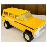FR - Vintage Tonka Yellow Jeep Wagoneer Pressed Steel Toy Truck
