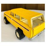 FR - Vintage Tonka Yellow Jeep Wagoneer Pressed Steel Toy Truck