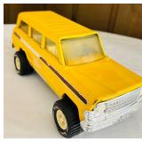FR - Vintage Tonka Yellow Jeep Wagoneer Pressed Steel Toy Truck