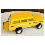 FR - Vintage Tonka Yellow Jeep Wagoneer Pressed Steel Toy Truck