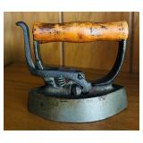 FR - Set of 3 Antique Cast Iron Irons and Trivet