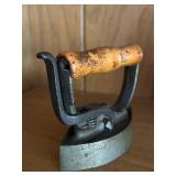 FR - Set of 3 Antique Cast Iron Irons and Trivet