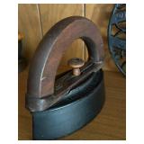 FR - Set of 3 Antique Cast Iron Irons and Trivet