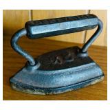 FR - Set of 3 Antique Cast Iron Irons and Trivet