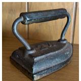 FR - Set of 3 Antique Cast Iron Irons and Trivet