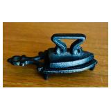 FR - Set of 3 Antique Cast Iron Irons and Trivet