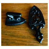 FR - Set of 3 Antique Cast Iron Irons and Trivet