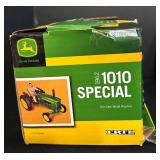 FR - ERTL 1962 John Deere 1010 Special Tractor and Wagon 1/16 Scale Die-Cast Set
