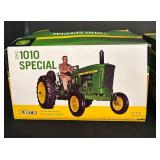 FR - ERTL 1962 John Deere 1010 Special Tractor and Wagon 1/16 Scale Die-Cast Set