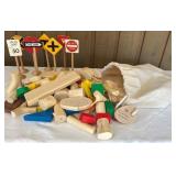 FR - Wooden Building Block Set with Painted Traffic Signs and Storage Bag