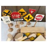 FR - Wooden Building Block Set with Painted Traffic Signs and Storage Bag