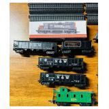 LL - HO Scale Train Set with Locomotive, Cars, and Track Pieces