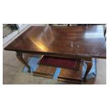 Splendid 4- Legged Drexel Hardwood Table with 3 Leaves and 3 table Pads