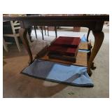 Splendid 4- Legged Drexel Hardwood Table with 3 Leaves and 3 table Pads