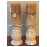 LR - Set of 2 Ceramic Candle Holders with Pillar Candles and Decorative Glass Vase