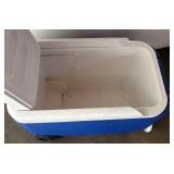 G - Set of 2 Coolers Rubbermaid and Igloo