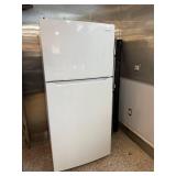 Frigidaire Top Freezer Refrigerator 30in x 28in x 66in